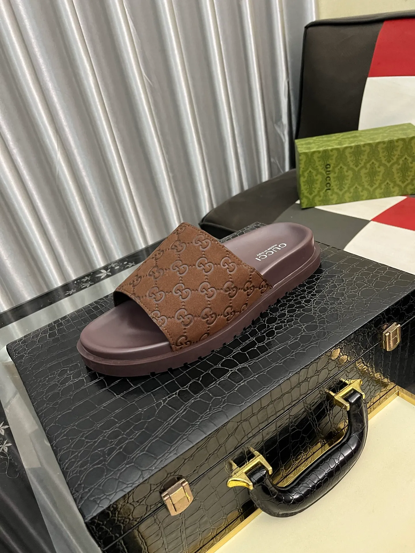 Men's shoes 💰320⌚️⌚️ (gucci-Gucci) New men's slippers, high-end boutique, made of cowhide, with exquisite embossed logo decoration on the upper, fine workmanship, super soft soles, casual, loose and comfortable, a must-have in summer! \nsize：38-44